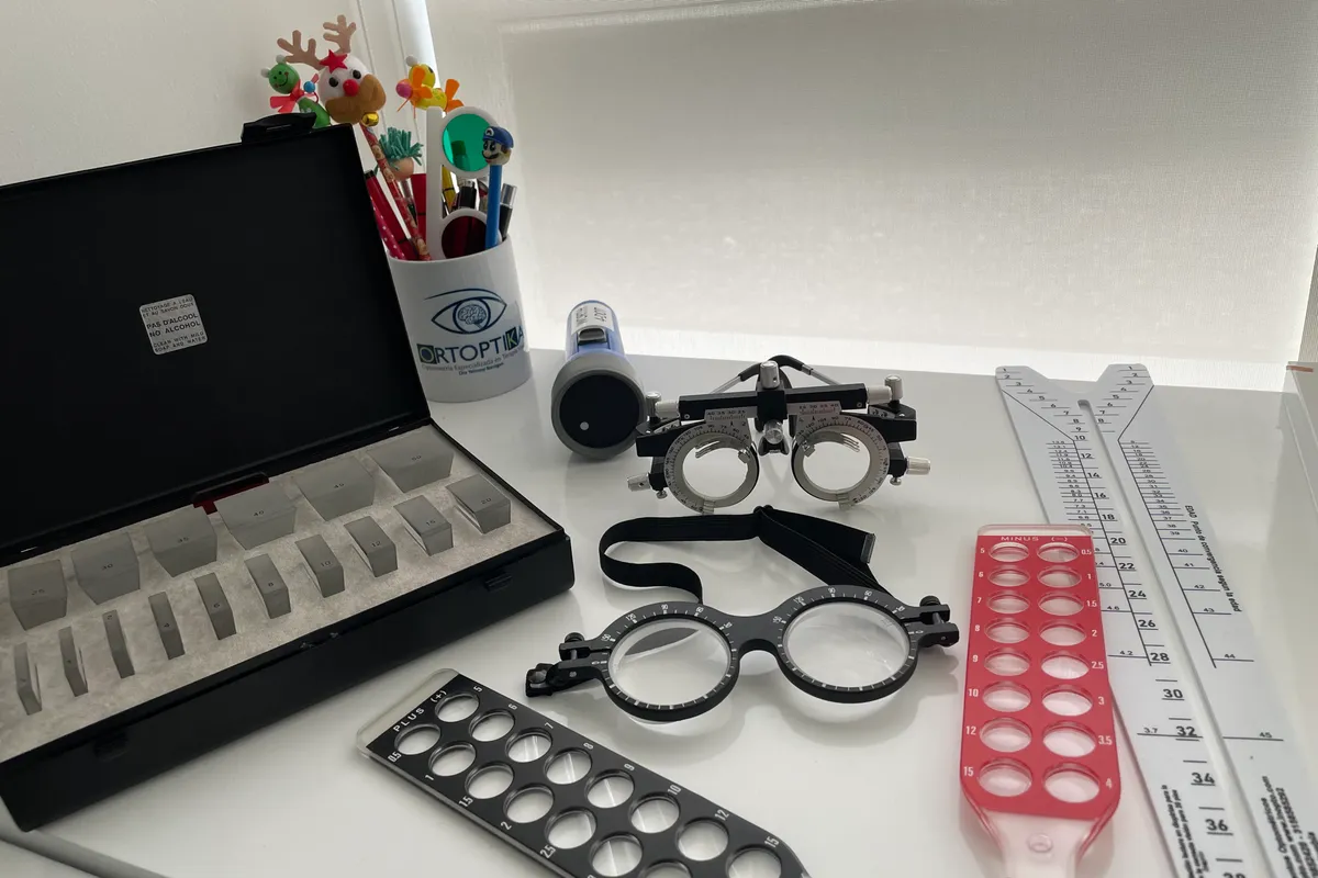 Instrumental de ortóptica: caja de prismas, gafa de prueba, flippers, regla de convergencia y transiluminador